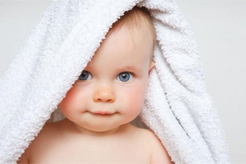 初乳很黄是不是不干净不可以喝？母乳怎么喂养厦门捐卵宝宝？